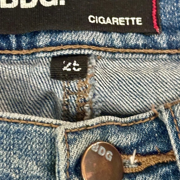 BDG Cigarette Jeans – Classic Medium Wash – Women’s Size 26​ - Picture 5 of 9